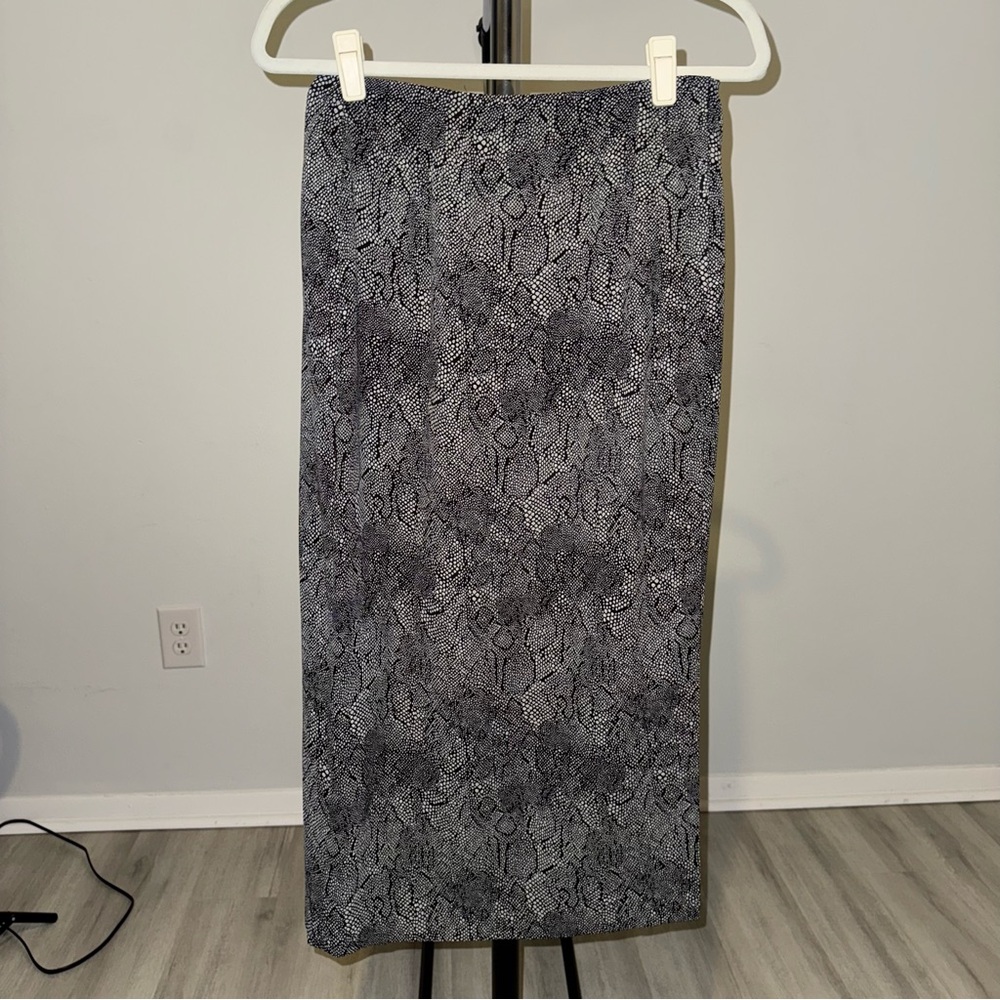 Josephine Chaus Women’s Size Petite 10 Black and White Snake Skin Pencil Skirt
